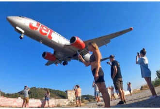 希腊网红景点近距离看飞机 游客脑损伤