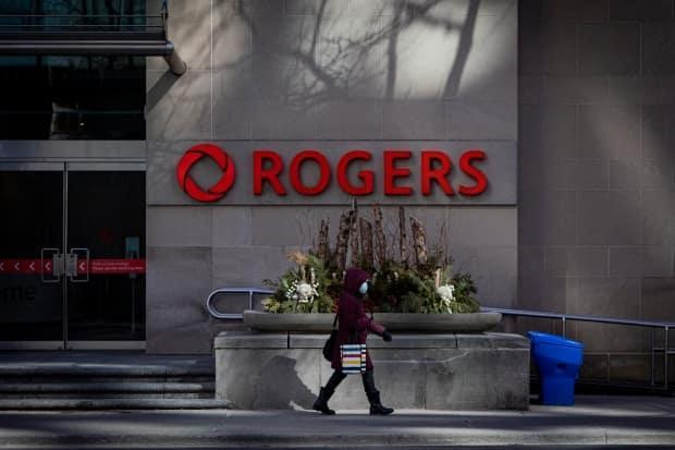 Rogers says service starting to return after Canada-wide wireless outage