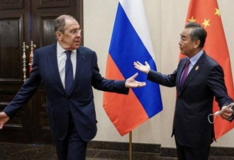 中俄外长会面的一张照片 惹得全网笑岔气