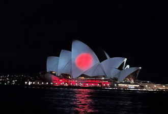 向安倍晋三致敬 悉尼地标打日本国旗灯光