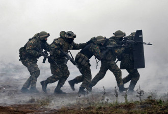 乌克兰中部遭飞弹攻击20死 呼吁俄停战