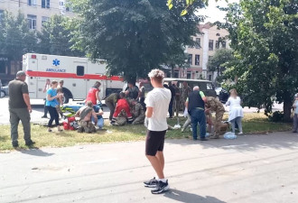 俄军飞弹袭击乌中部城市，伤亡惨重，现场曝光