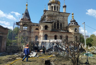 俄军飞弹袭击乌中部城市，伤亡惨重，现场曝光