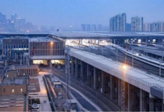 北京高铁空无一人 网友：经济一片衰败