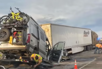 21车连撞 沙尘暴引美国高速公路严重事故