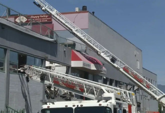温哥华建筑顶楼停车场整体坍塌 90人被埋确认1死