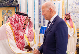 拜登访沙特晤王储 友好举动惹恼异议记者未婚妻