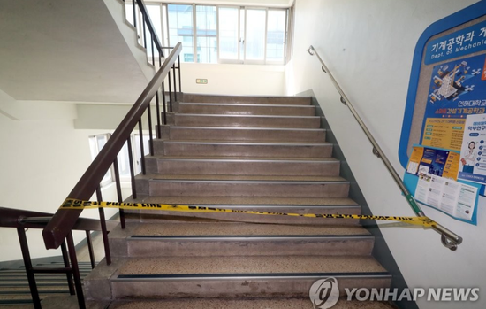 韩国女大学生遭强奸后坠亡:赤身流血倒在路边嫌犯是同学_新浪新闻