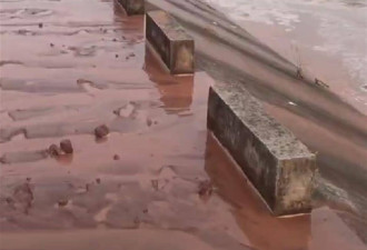 四川游乐场事故：气垫游泳池垮塌 多人被冲入河中