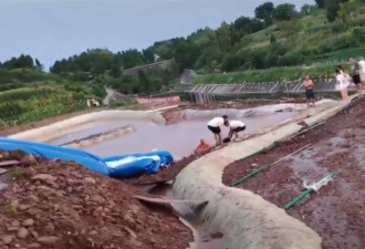 四川游乐场事故：气垫游泳池垮塌 多人被冲入河中