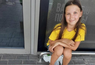 乌克兰10岁国际跳棋冠军 下棋替乌军募款