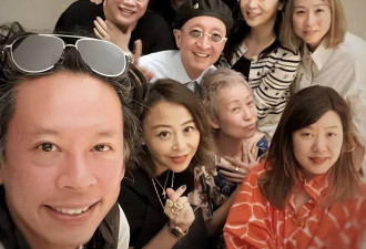 59岁叶童现身友人聚会！嘟嘴卖萌