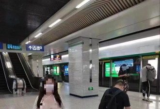 武汉地铁站惊现帅气裸男！身材精瘦高挑