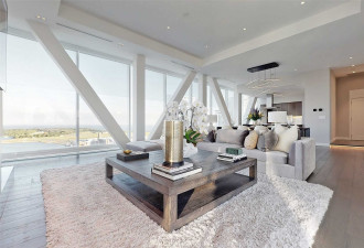 绝了！多伦多湖滨这套顶级公寓的客厅建在悬空天桥里