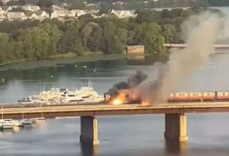 波士顿载200人列车突冒火光，有人当场跳河，乘客崩溃逃命