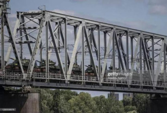俄空军摆烂：乌军列车装满坦克 大白天通过大桥