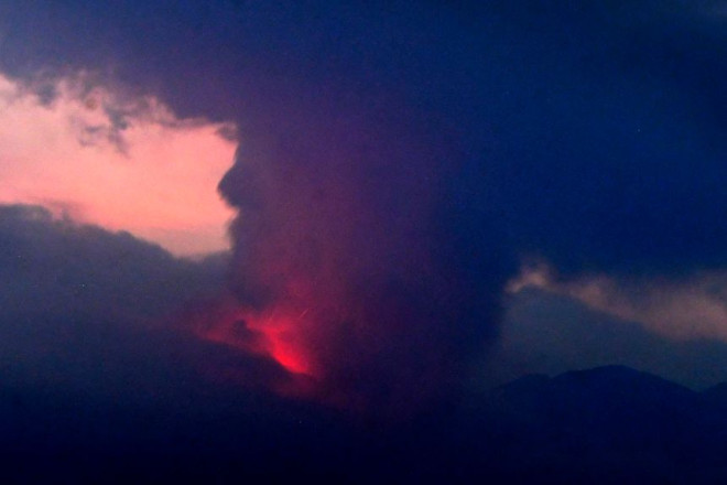 日本樱岛火山周日晚上喷发，政府下达疏散令- 华尔街日报