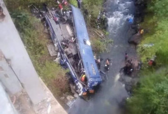 肯尼亚一公共汽车失控坠河 20人死亡