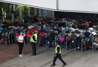 满坑满谷的箱包 机场为何出现行李塞车