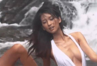 20年前林志玲在瀑布下拍写真，皮肤黝黑