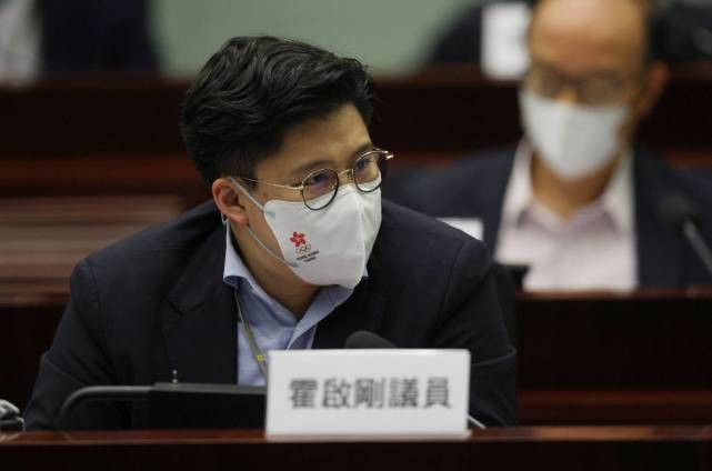 红馆演唱会突发意外,舞蹈演员伤情曝光,霍启刚紧急叫停余下场次_苏芷晴_Mirror_受伤