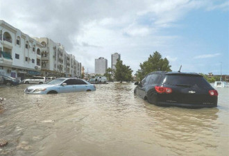 干旱少雨的中东遭暴雨侵袭 街道上众多车辆被泡