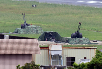 佩洛西访台：松山机场火炮戒备，救护车待命，部署总统级维安警力