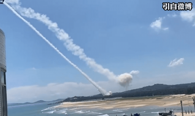 中国军演射导弹了 一旁海滩都是人