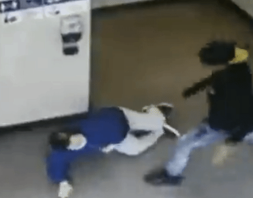 70岁华人女子在门口被陌生男子拳打脚踢