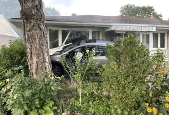 网友爆料：一辆汽车冲进士嘉堡华人民宅 门窗被撞碎