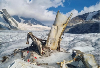 瑞士冰川融化 惊现54年前空难坠毁飞机残骸