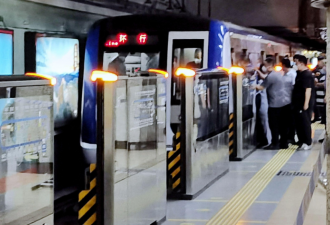 北京地铁2号线一乘客翻入轨道不幸身亡
