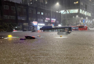 创纪录暴雨袭击首尔 洪水吞车 地铁变瀑布