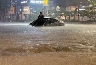 首尔遭百年一遇暴雨：1000多辆汽车被淹