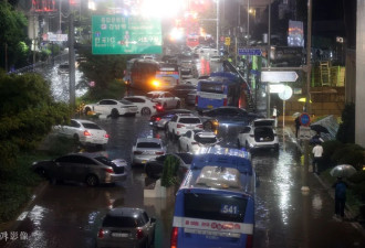 首尔遭百年一遇暴雨：1000多辆汽车被淹