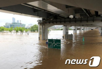 首尔连日暴雨：汉江水位达9.6米 潜水桥被完全被淹