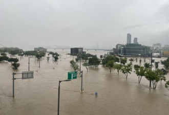 首尔连日暴雨：汉江水位达9.6米 潜水桥被完全被淹