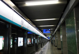 北京乘客在铁轨旁 翻入地铁轨道后身亡