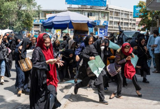 阿富汗妇女集会 塔利班朝天开枪并殴打抗议者