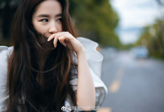刘亦菲“黑白造型”配卷发 优雅又温柔
