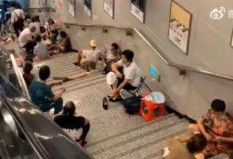 重庆热到44.6℃破纪录 躲进地铁站纳凉