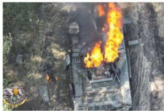 乌无人机来了 俄军战车引发弹药爆燃