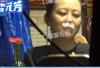 43岁郝蕾吃饭抽烟被拍！叼香烟熟练吐烟圈