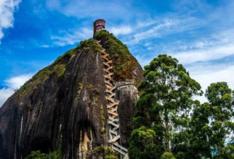 瓜塔佩巨岩：世界上最大的石头 近700级台阶