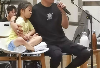 汪峰抱着女儿和乐队练歌 7岁醒醒长相可爱