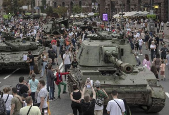 俄“被毁装甲车”在基辅大街展出 民众蜂拥而至