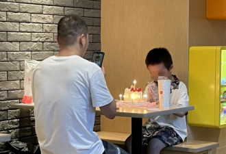 香港麦当劳里父子“穷酸”一幕，暴露戳心真相