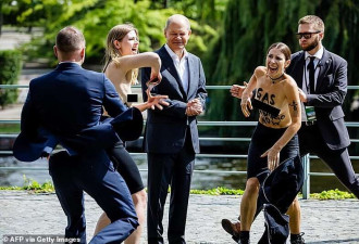 被半裸女子打断 德国总理的目光引发热议