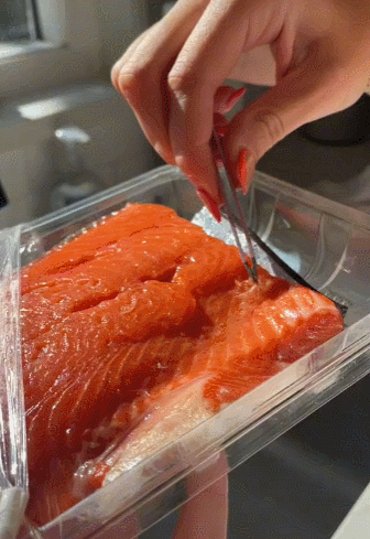 【视频】超市卖的鱼里有大量恶心活虫 还在蠕动！