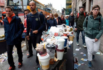 英国“垃圾桶”大罢工，古城变成垃圾场